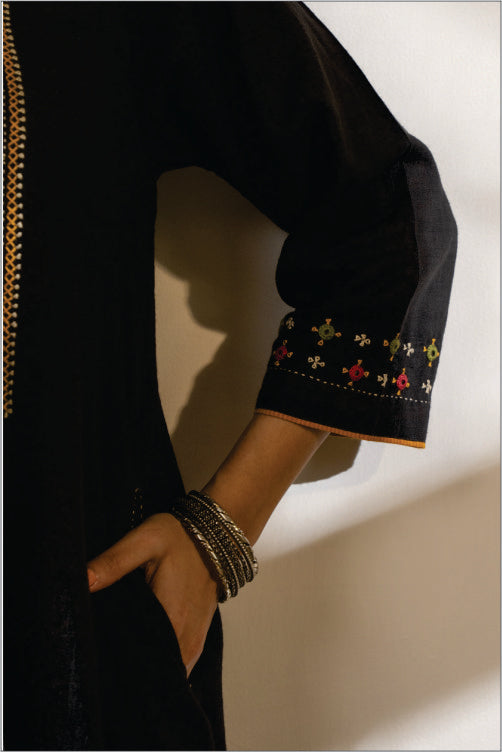 Paheli Black Straight-Fit Cotton Kurta With Pakka Hand Embroidery - Image 3