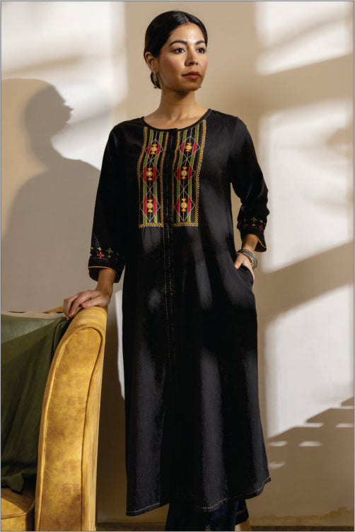 Paheli Black Straight-Fit Cotton Kurta With Pakka Hand Embroidery - Image 2